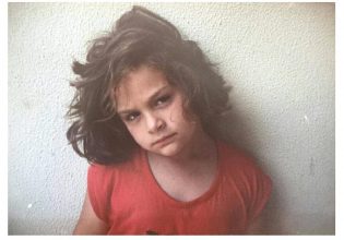 Αναγνωρίζετε το κοριτσάκι της φωτογραφίας; – Είναι γνωστή Ελληνίδα τραγουδίστρια