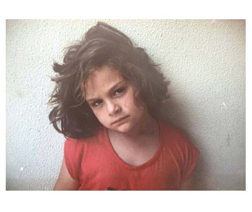 Αναγνωρίζετε το κοριτσάκι της φωτογραφίας; – Είναι γνωστή Ελληνίδα τραγουδίστρια