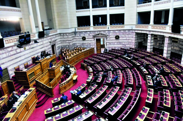 Άδεια έδρανα στη Βουλή: Γιατί οι βουλευτές δεν μπαίνουν στην Ολομέλεια