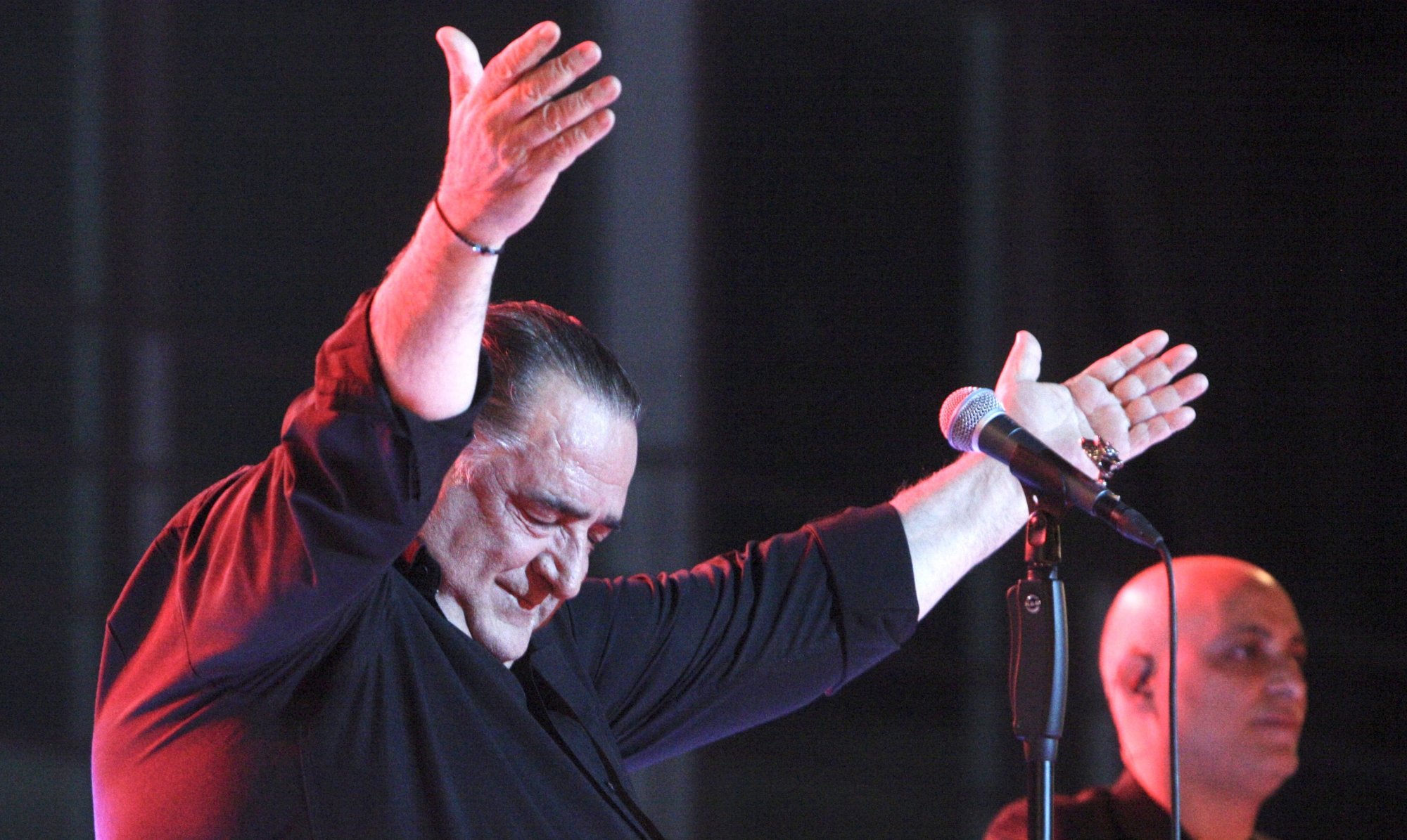 Πέθανε ο σπουδαίος λαϊκός τραγουδιστής Βασίλης Καρράς