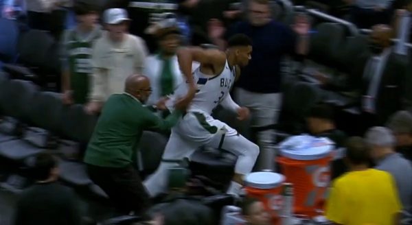 Χαμός: Οι Πέισερς πήραν τη… μπάλα του αγώνα από την 64άρα του Γιάννη – «Έκρηξη» από τον Αντετοκούνμπο (vid)