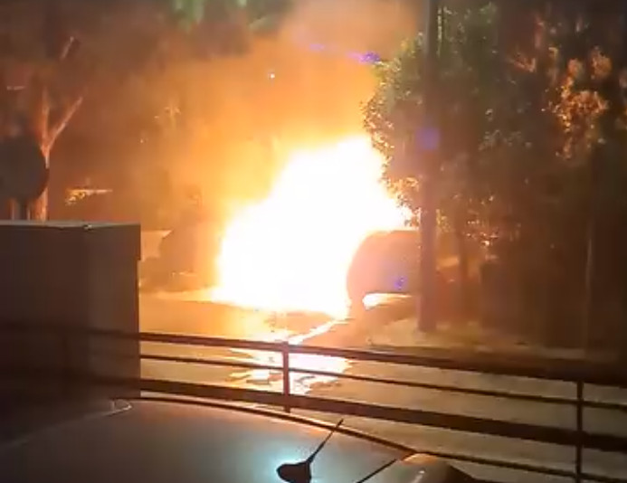 Βριλήσσια: Τρία οχήματα κάηκαν ολοσχερώς κι ακόμα ένα υπέστη ζημιές