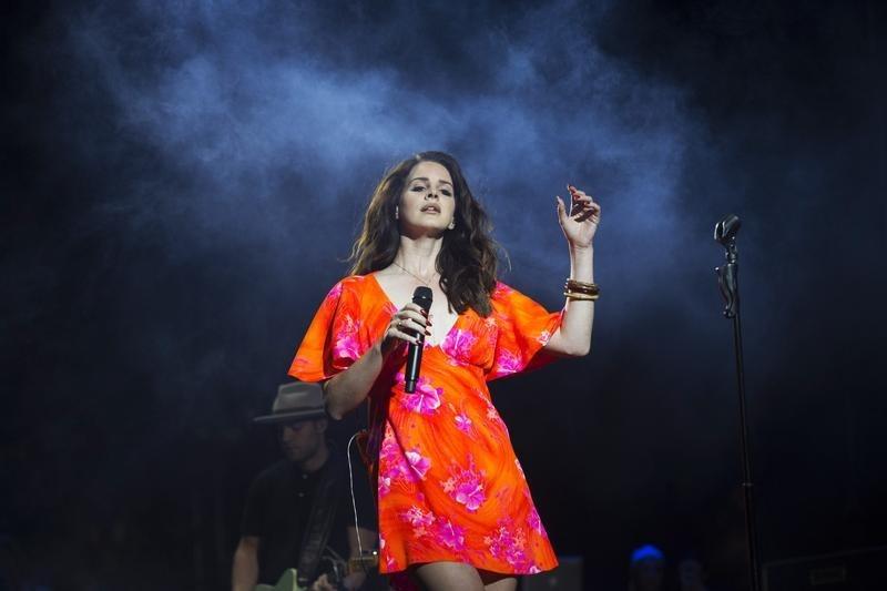 Η Lana Del Rey κυκλοφόρησε τη διασκευή του θρυλικού «Take Me Home, Country Roads» του John Denver