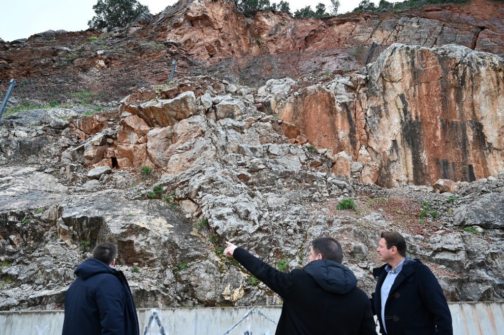 Αυτοψία στο κατεστραμμένο επαρχιακό δίκτυο Επιδαύρου – Καλλονής από τον Περιφερειάρχη Αττικής