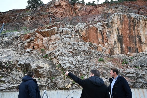 Αυτοψία στο κατεστραμμένο επαρχιακό δίκτυο Επιδαύρου – Καλλονής από τον Περιφερειάρχη Αττικής