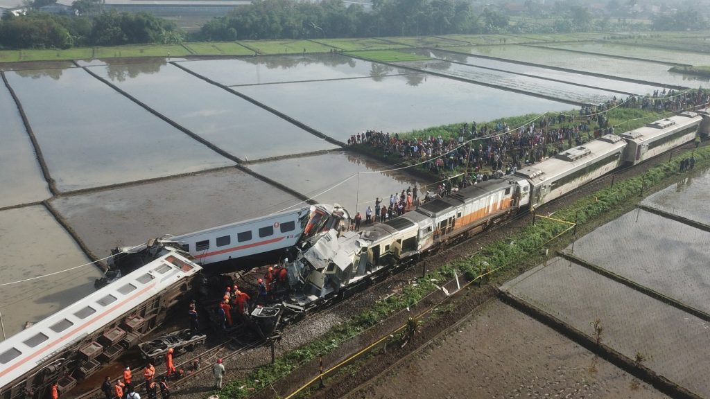 Νεκροί και τραυματίες από τη σύγκρουση τρένων στην Ινδονησία