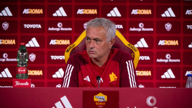 Mουρίνιο: «Προσηλωμένος στην Ρόμα, δεν συζητάω με άλλες ομάδες»
