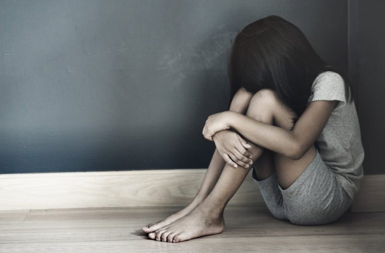 Πατήσια: Χειροπέδες σε 56χρονο για τον επί 7 χρόνια βιασμό του ανήλικου παιδιού της συντρόφου του