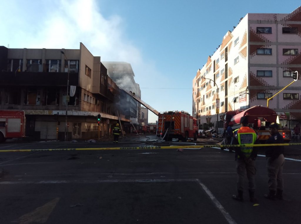 Νότια Αφρική: Έβαλε φωτιά σε πολυώροφο κτίριο και σκότωσε 76 ανθρώπους – Ήθελε να ξεφορτωθεί ένα πτώμα