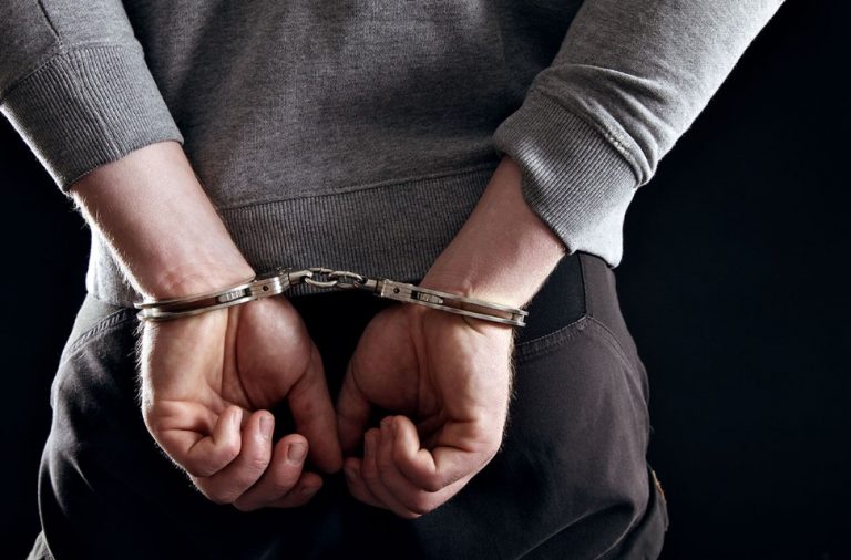 Λάρισα: Έπιασε τον σύζυγο να την παρακολουθεί και τον έστειλε στο… κρατητήριο