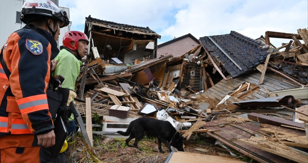 Ιαπωνία: Ενενηντάχρονη ανασύρθηκε ζωντανή από τα συντρίμμια του σεισμού – Αγνοούνται ακόμη 222
