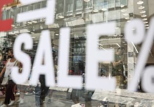 Χειμερινές εκπτώσεις: Πρεμιέρα στις 8 Ιανουαρίου – Ποιες Κυριακές θα είναι ανοιχτά τα καταστήματα