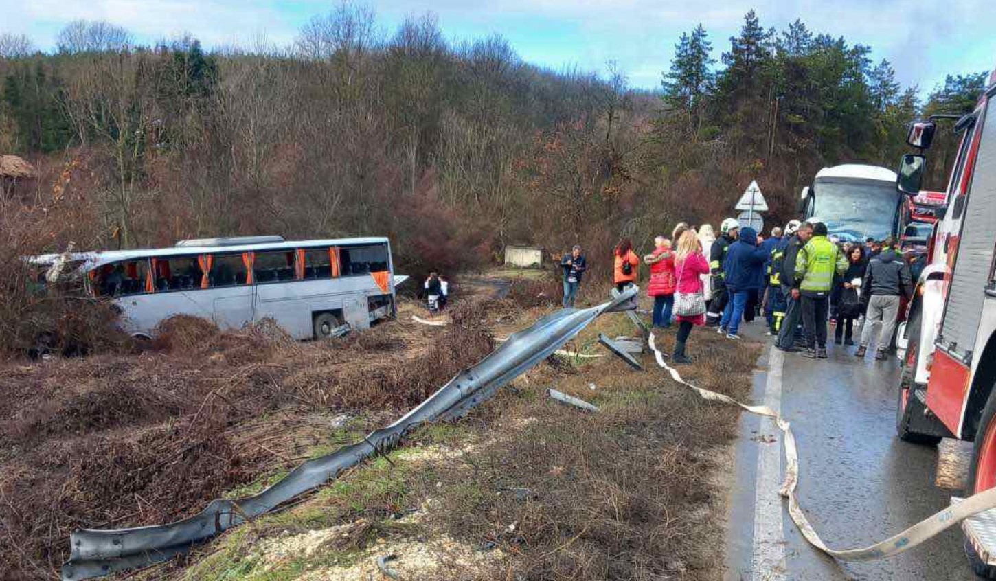 Βουλγαρία: «Το έριξε δεξιά για να αποφύγουμε την μετωπική...» - Μαρτυρία από το τροχαίο με το λεωφορείο