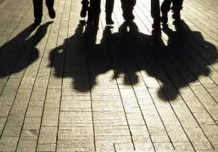 Άγρια συμπλοκή ανήλικων στη Γλυφάδα – Τουλάχιστον δύο τραυματίες