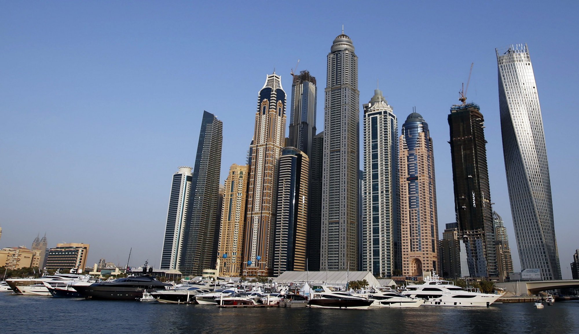 «Ξέρω τι έκανες στο Ντουμπάι» - Πώς βγάζει λαβράκια η εφορία από τα social media