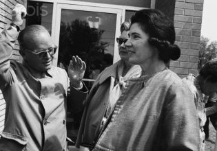 Όταν ο Τρούμαν Καπότε αποκάλυψε τα μυστικά της αμερικανικής υψηλής κοινωνίας