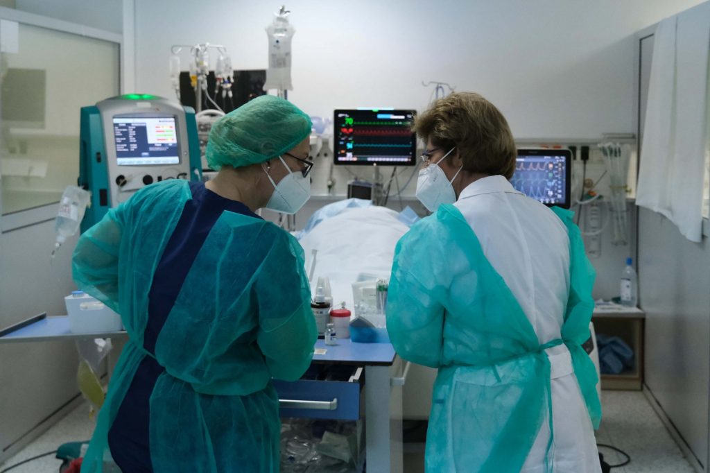 Κοροναϊός: 229 νέες εισαγωγές σε νοσοκομεία το τελευταίο 24ωρο