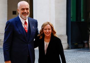 Αλβανία: Το Ανώτατο Δικαστήριο ενέκρινε τη συμφωνία με την Ιταλία για τα κέντρα μεταναστών