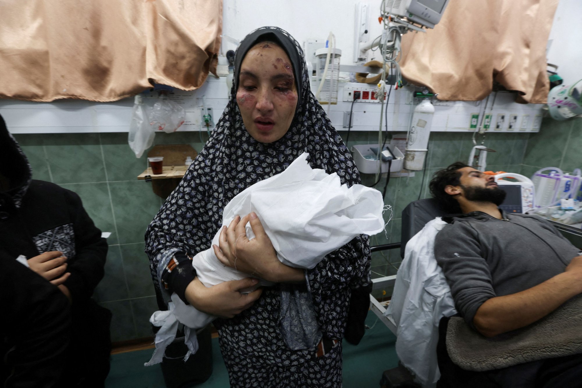 Τοκετός στα χαλάσματα της Γάζας: «Χωρίς τον πόλεμο δεν θα είχα χάσει το μωρό μου»