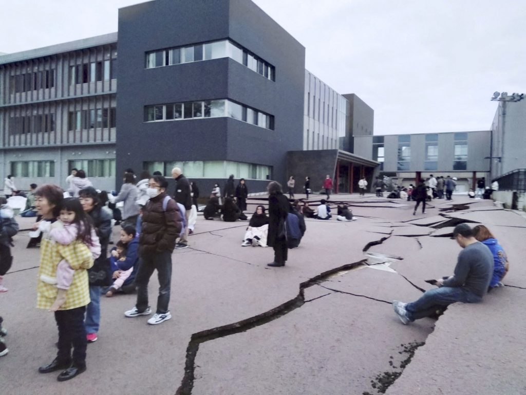Ιαπωνία: Δρόμοι άνοιξαν στα δύο και κτίρια κατέρρευσαν μετά τα 7,6 Ρίχτερ
