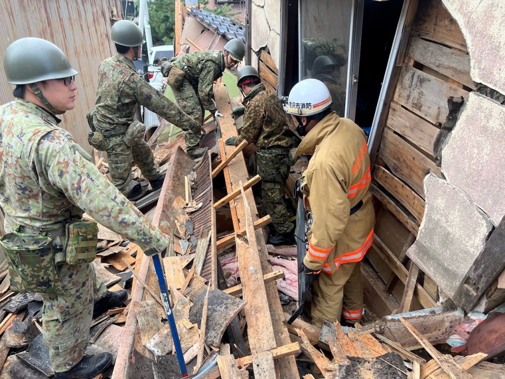 Ιαπωνία: Αγώνας δρόμου για επιζώντες στα συντρίμμια  – Στους 55 οι νεκροί από τον σεισμό