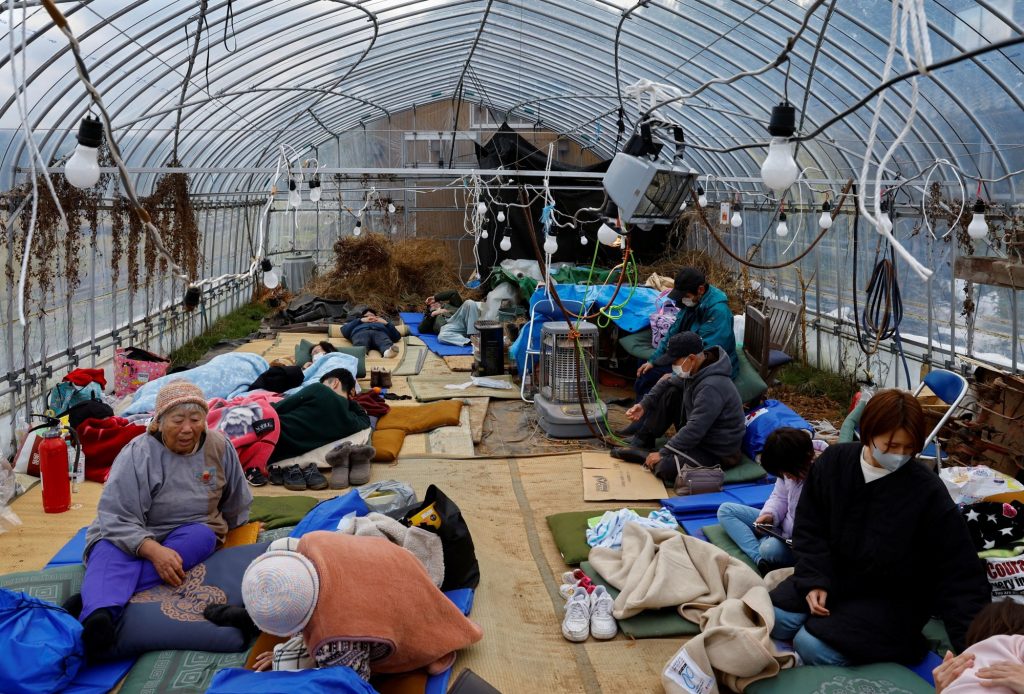 Αντιμέτωποι με το κρύο οι επιζώντες του φονικού σεισμού στην Ιαπωνία