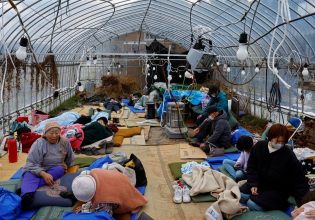 Αντιμέτωποι με το κρύο οι επιζώντες του φονικού σεισμού στην Ιαπωνία