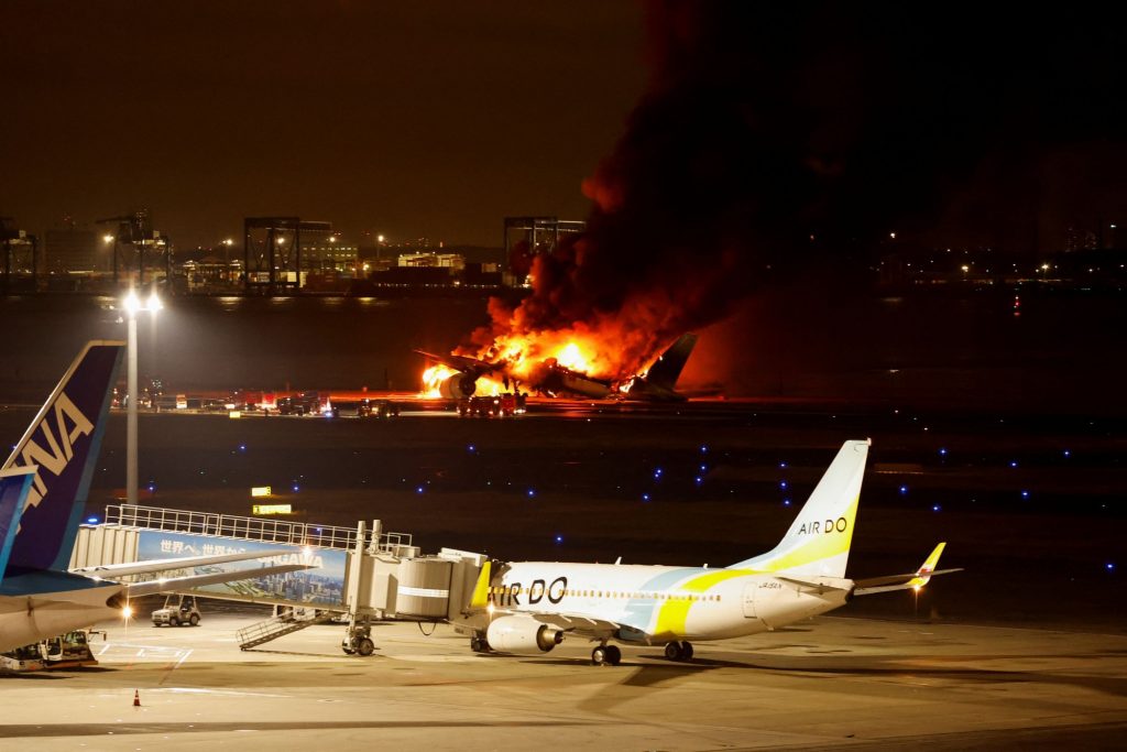 Πώς συνέβη το δυστύχημα με το φλεγόμενο αεροσκάφος στο Τόκιο – Δραματικό βίντεο από τη διάσωση