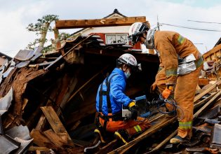 Συνεχίζονται οι έρευνες για τους αγνοούμενους – Στους 92 οι νεκροί από τον σεισμό στην Ιαπωνία