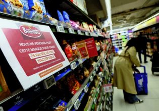 Βγάζοντας τα ακριβά προϊόντα από τα ράφια των σουπερμάρκετ