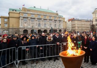 Σχημάτισαν ανθρώπινη αλυσίδα στη μνήμη των 14 θυμάτων του μακελειού στην Πράγα
