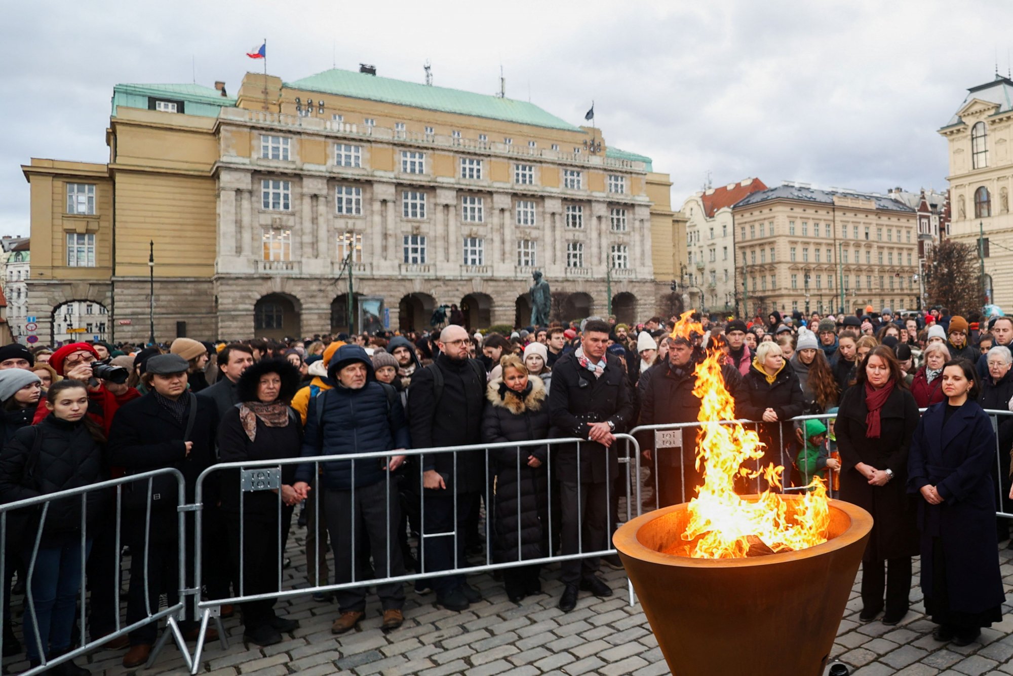 Σχημάτισαν ανθρώπινη αλυσίδα στη μνήμη των 14 θυμάτων του μακελειού στην Πράγα