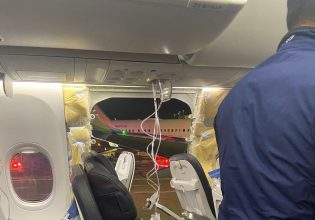 Κρίση στην Boeing μετά το τμήμα που αποκολλήθηκε – Η έρευνα και τα οικονομικά προβλήματα