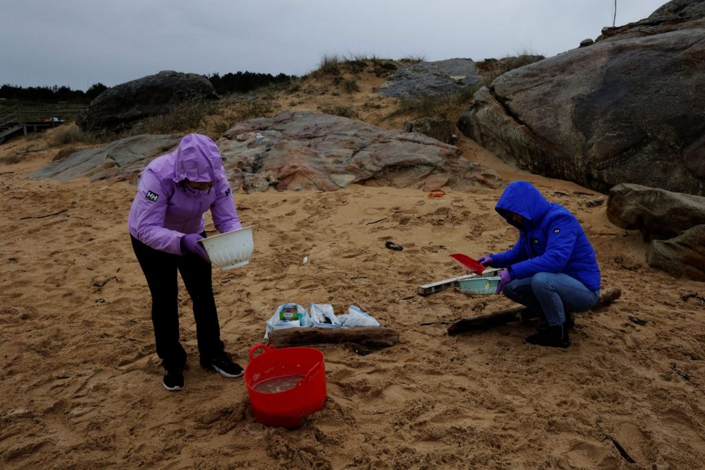 Ρύπανση: Εκατομμύρια πλαστικά πέλετ ξεβράζονται στις ακτές της Ισπανίας
