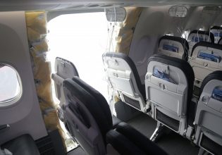 H επόμενη μέρα στην Boeing μετά την αποκόλληση παραθύρου στον αέρα – Το mea culpa και τα μέτρα της εταιρείας
