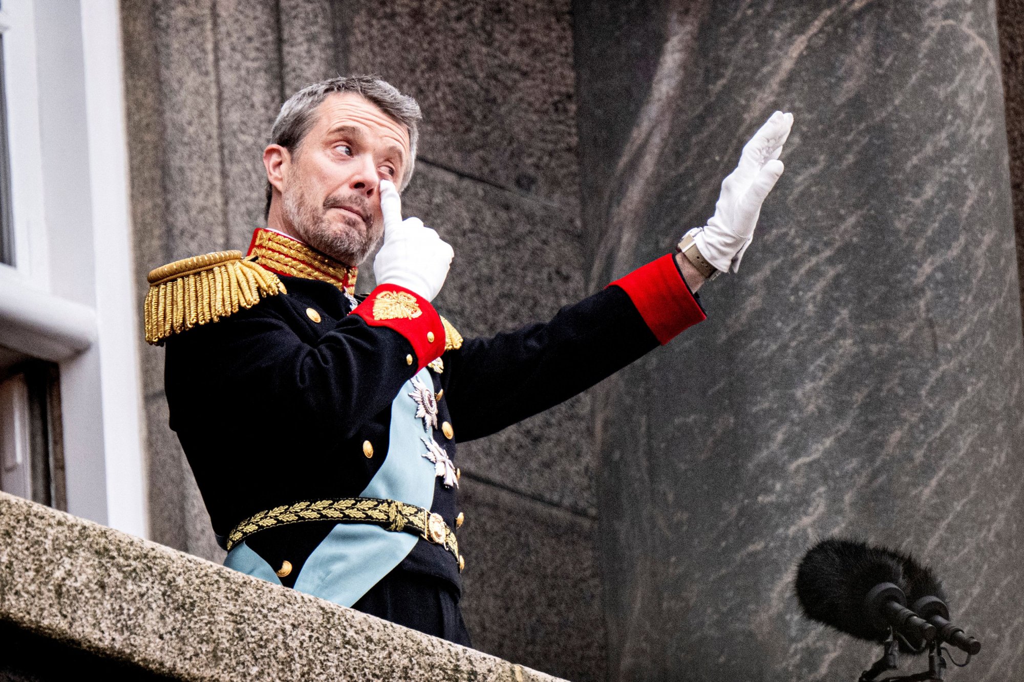 Δανία: Χιλιάδες πολίτες χειροκρότησαν τον νέο βασιλιά – Δάκρυσε ο Φρειδερίκος Ι’ 