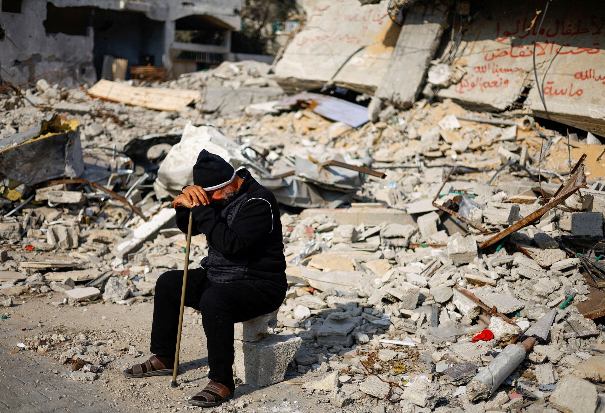Στη Γάζα κάποιοι περιμένουν ακόμη την ανάσυρση των νεκρών παιδιών τους από τα συντρίμμια