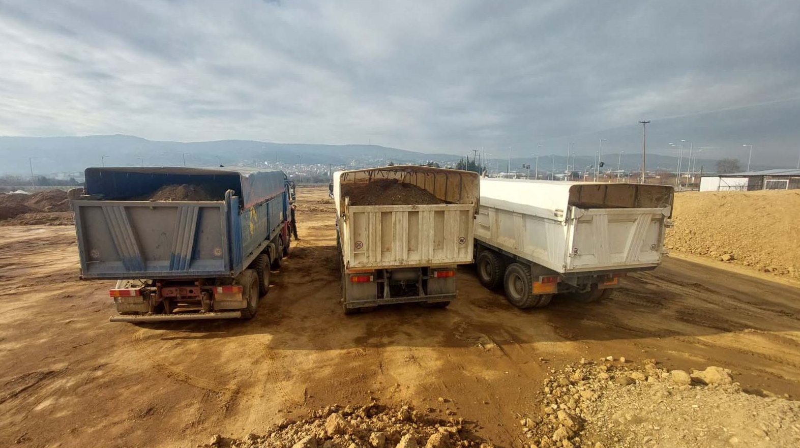 Θεσσαλονίκη: Ασυνείδητοι οδηγοί κατασκευαστικής έριχναν τόνους απόβλητα εκσκαφών σε χωράφι