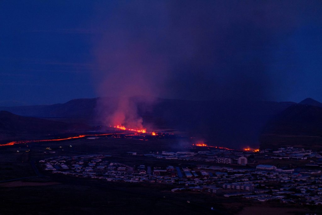 Ισλανδία: Το σπίτι του βρέθηκε στη ζώνη πυρός αλλά η λάβα σταμάτησε λίγα μέτρα μακριά