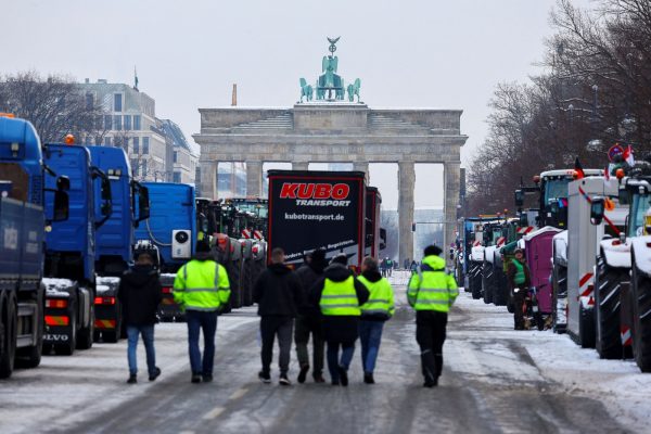 «Καμπανάκι» αγροτών για νέες κινητοποιήσεις – «Άκαρπη» η συζήτηση στη βουλή της Γερμανίας