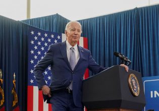 Τζο Μπάιντεν: «Έβγαλε φωτογραφία» με βουλευτή που ήταν στην Ουάσινγκτον ενώ μιλούσε στη Βόρεια Καρολίνα