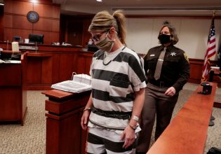 ΗΠΑ: Ο γιος της εκτέλεσε 4 συμμαθητές του και τον καλεί ως μάρτυρα υπεράσπισης στην δίκη της