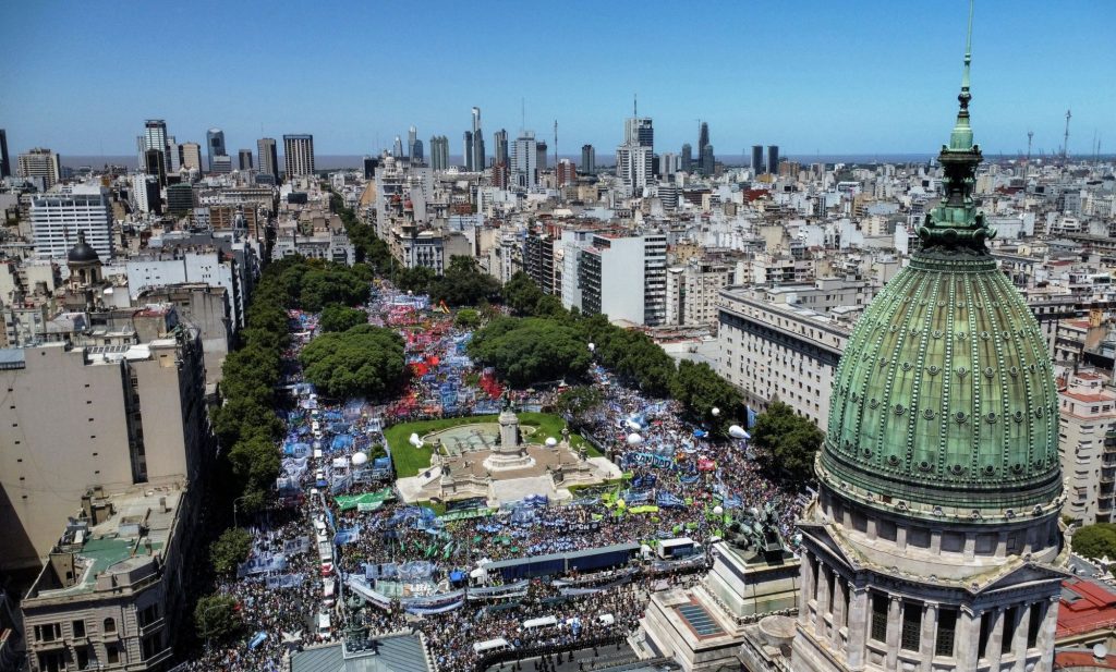 Απεργιακό crash test για τον Μιλέι – Διαδηλωτές γέμισαν την πλατεία του κοινοβουλίου στο Μπουένος Άιρες