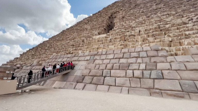 Αίγυπτος: Πυραμίδα στην Γκίζα καλύφθηκε με γρανιτένιους ογκόλιθους – Θύελλα αντιδράσεων
