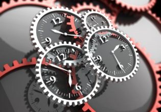 Οι ρασοφόροι βάζουν την Ελλάδα στη μηχανή του χρόνου, ο Κυριάκος στη μηχανή του πόνου και τη στέλνει σούπερ μάρκετ