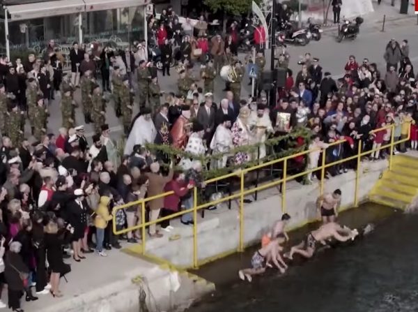 Θεοφάνια: Καθαγιασμός των υδάτων με… προαποφασισμένο αποτέλεσμα – «Ύποπτη» ρίψη σταυρού στη Μυτιλήνη