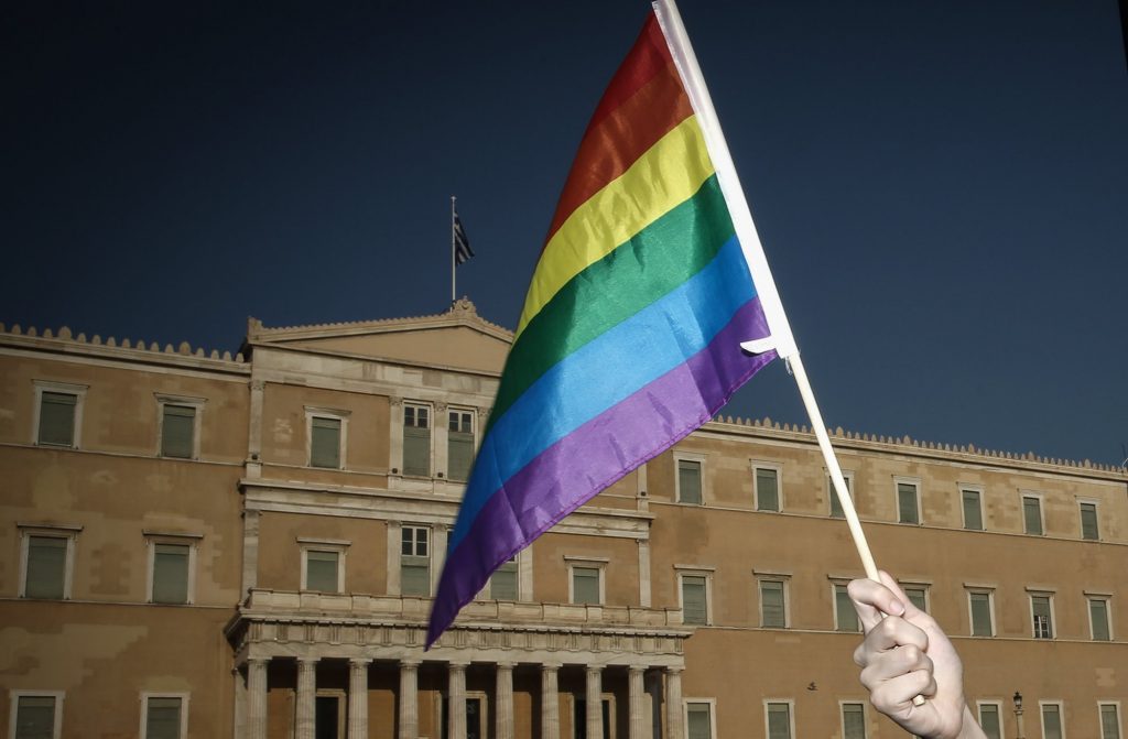 Βουλή: Ο ΣΥΡΙΖΑ κατέθεσε πρόταση νόμου για τον γάμο των ομόφυλων ζευγαριών και την τεκνοθεσία