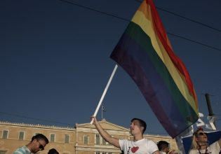 Ο γάμος των ομόφυλων ζευγαριών «δεσμεύει» τον Μητσοτάκη – Πιέσεις από εξωτερική και… εσωτερική αντιπολίτευση