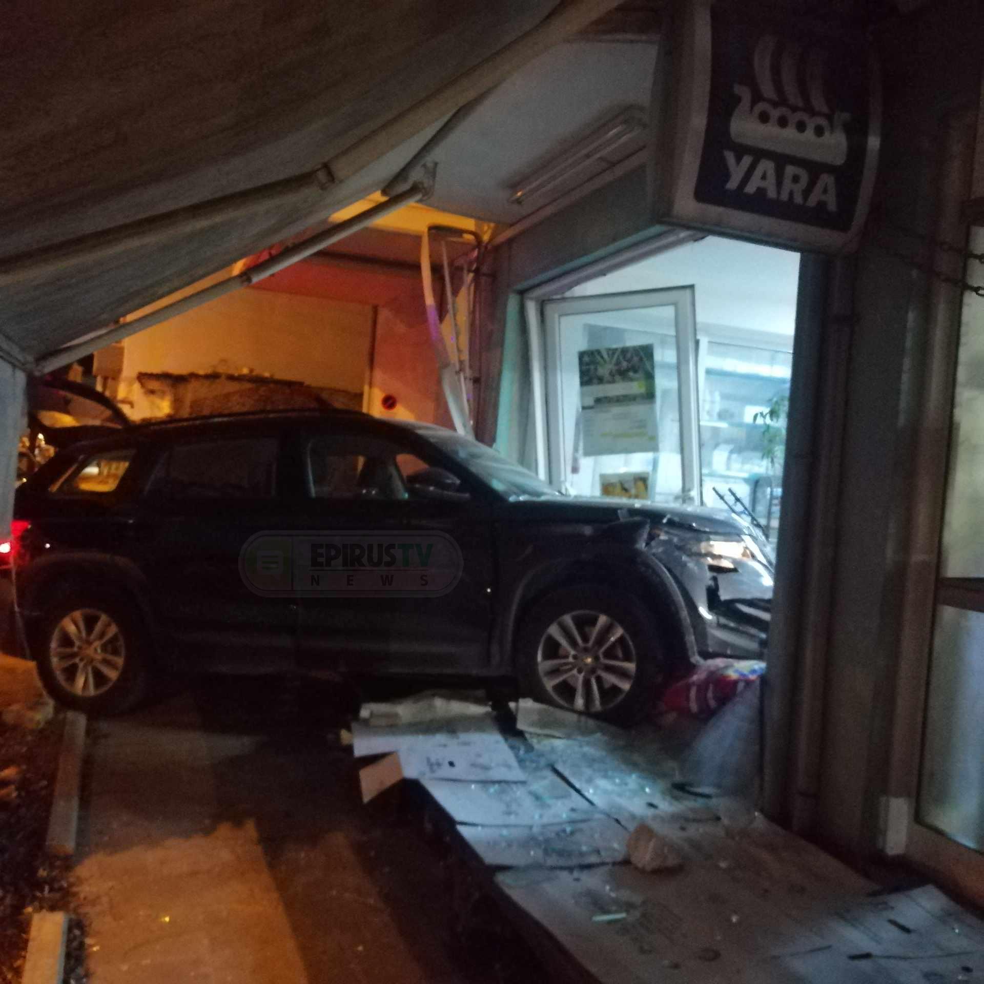 Τρόμος στα Ιωάννινα - Οδηγός έχασε τον έλεγχο του αμαξιού και «καρφώθηκε» σε τζαμαρία καταστήματος