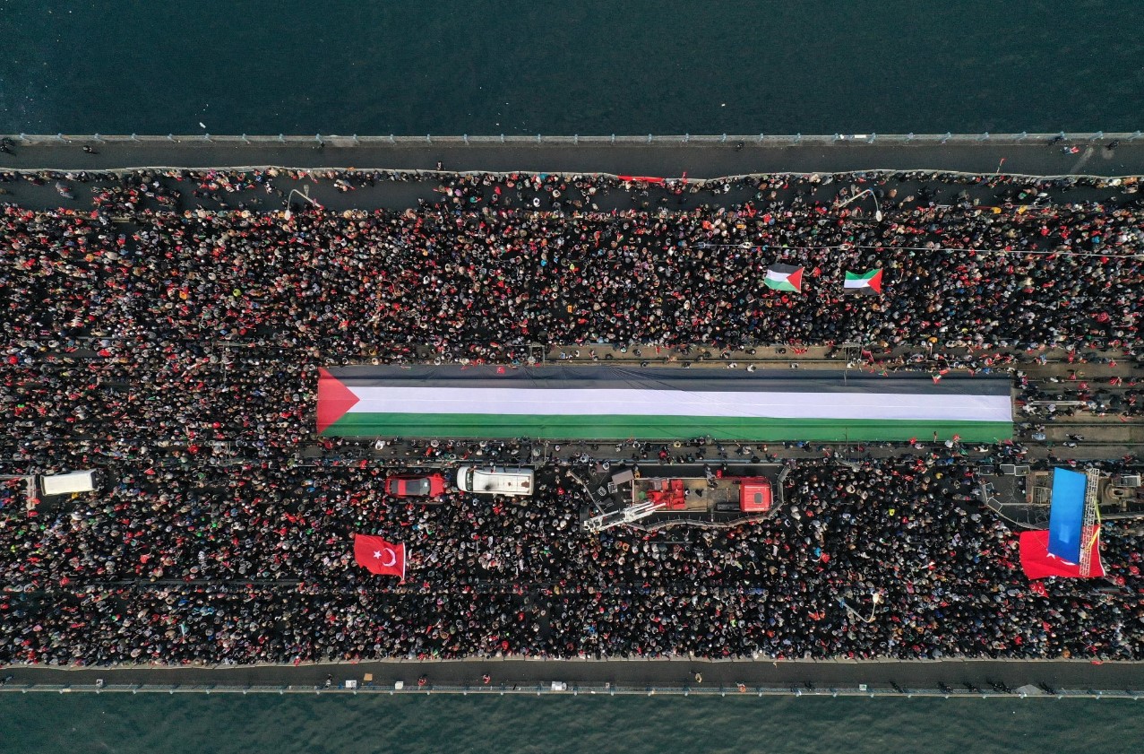 Κωνσταντινούπολη: Τεράστια διαδήλωση για τον πόλεμο στη Γάζα - Χιλιάδες κόσμου στη γέφυρα του Γαλατά